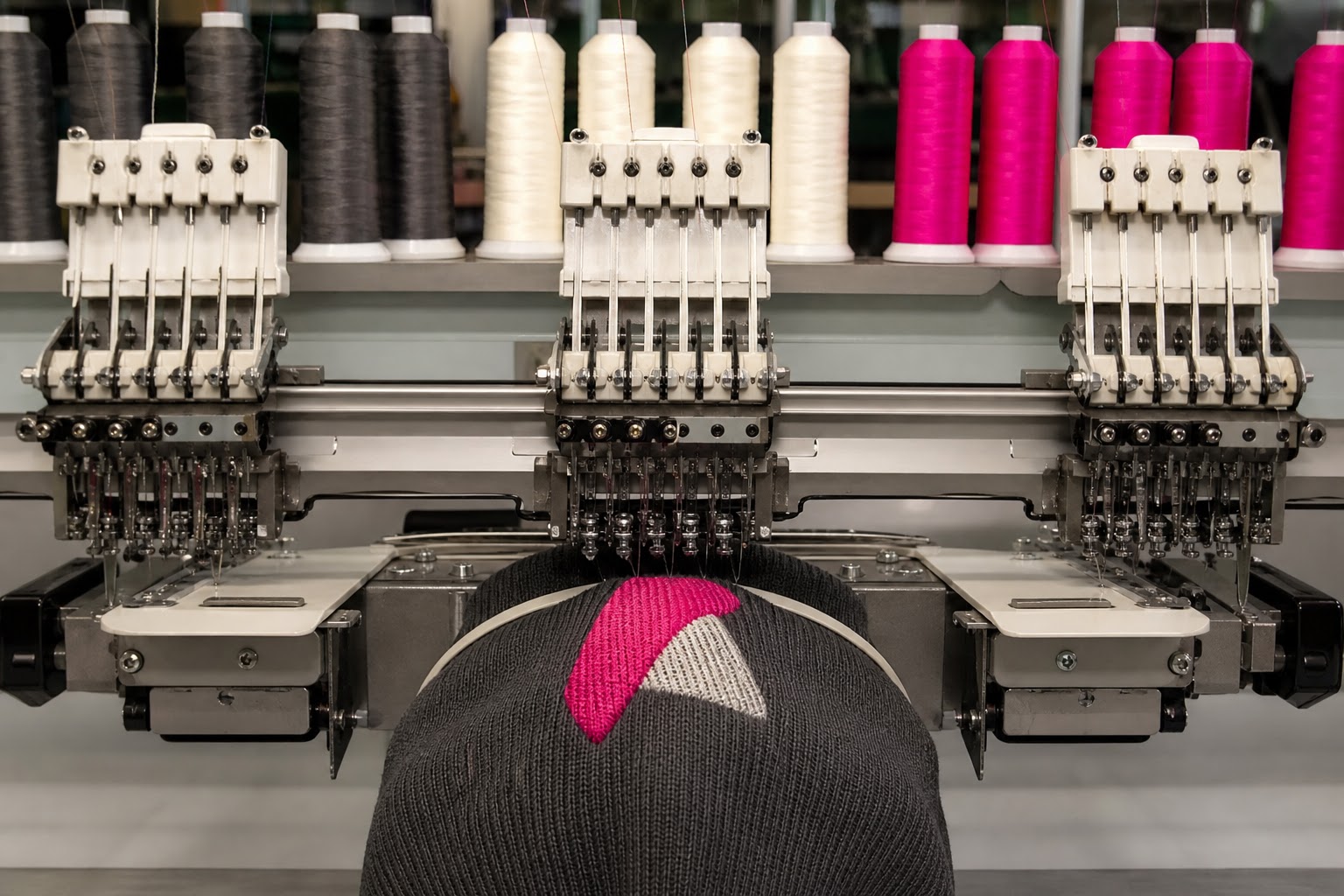 Detail výšivky na mieru na textile